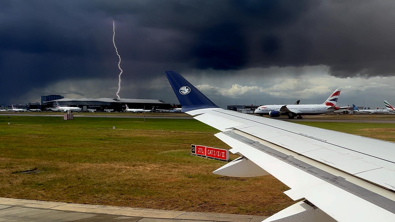 Stormy flight !  🇬🇧 London - Paris CDG 🇫🇷  Air France Airbus A220 [FULL FLIGHT REPORT]