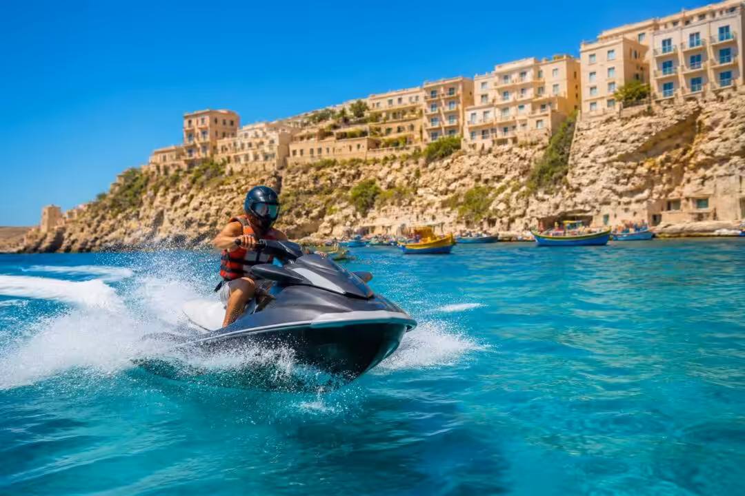 découvrez une expérience aquatique complète en faisant du jet ski à malte, entre eaux turquoise et paysages à couper le souffle. aventure et sensations fortes garanties !
