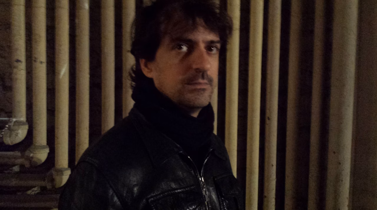 Affaire Patrick Bruel : le chanteur quitte la France, une mainlevée exceptionnelle qui soulève de nombreuses questions
