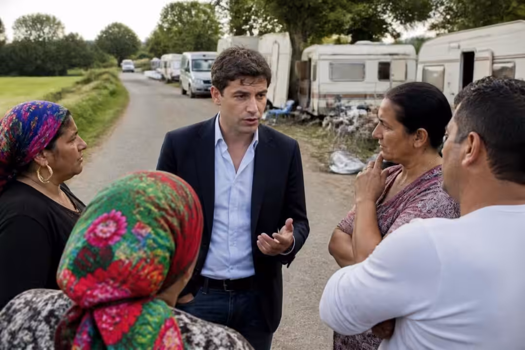 en vendée, gabriel attal rencontre les gens du voyage pour discuter et condamner les occupations illégales, soulignant l'importance du respect des règles et du dialogue.