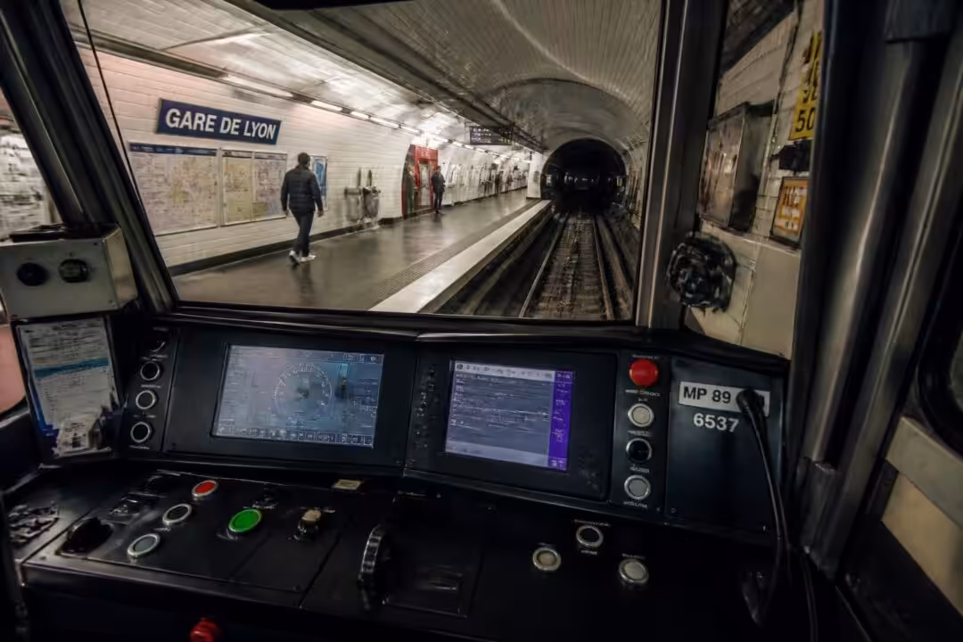 découvrez paris metro simulator, un jeu de simulation ferroviaire immersif où vous incarnez un conducteur de métro dans la capitale française. maîtrisez la gestion du réseau et vivez une expérience réaliste du métro parisien.