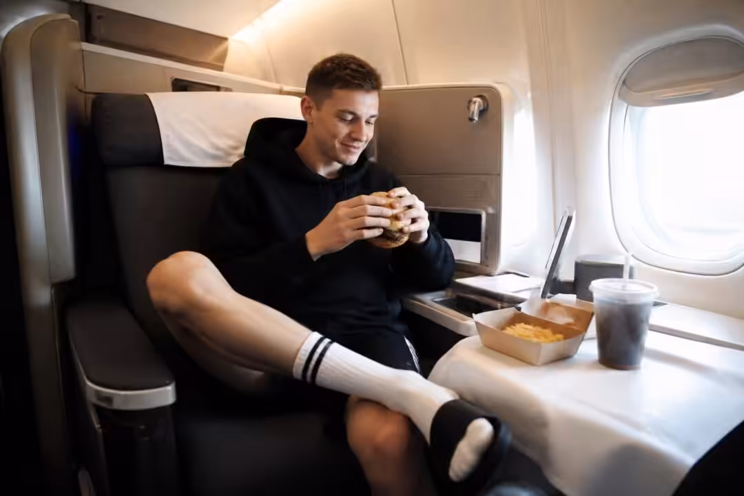 découvrez le quotidien étonnant des coureurs du tour de france avec pogačar en première classe, des moments décalés au mcdo et l'incontournable style claquettes-chaussettes. plongez dans leur univers insolite !